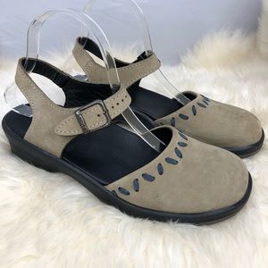 Sanita tan women’s size 40 strap clogs